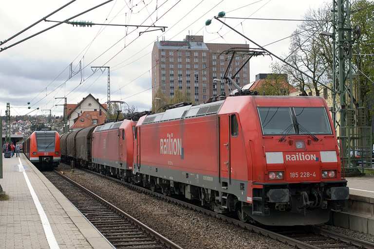 Lok der Baureihe 185 und 185 228 mit CS 49225 bei km 15,6 (April 2008)