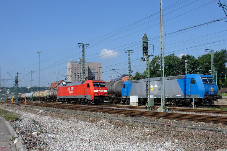 R4C 185 Cl-004 und 152 101 bei km 15,6 (Juni 2008)