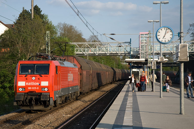189 025 mit CSQ 60084 bei km 14,2 (Mai 2008)