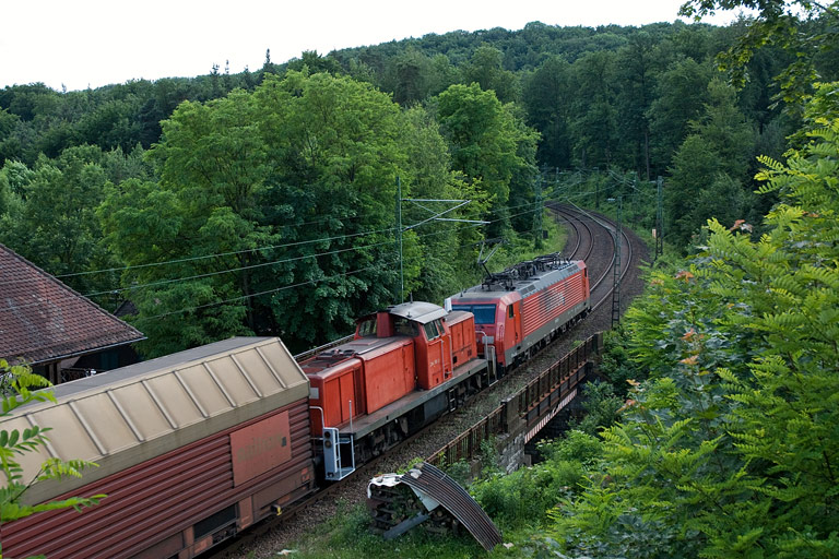 Lok der Baureihe 189 und 294 176 mit FZ 56167 bei km 11,2 (Juni 2008)