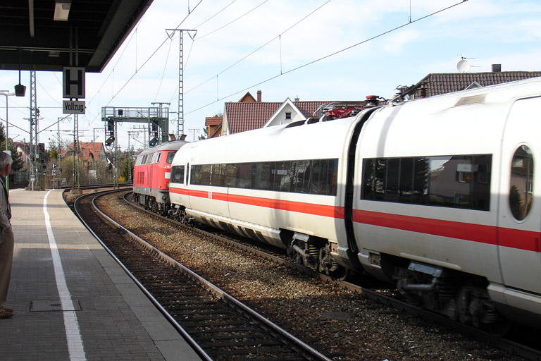 218 810 mit Baureihe 411 bei km 16,6 (M&auml;rz 2008)