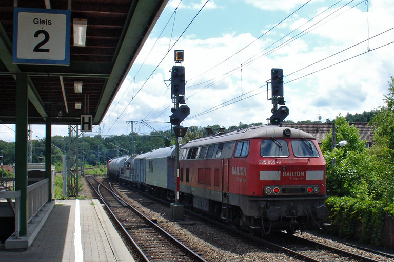 225 009 mit RabZ 94851 bei km 16,8 (Juni 2008)