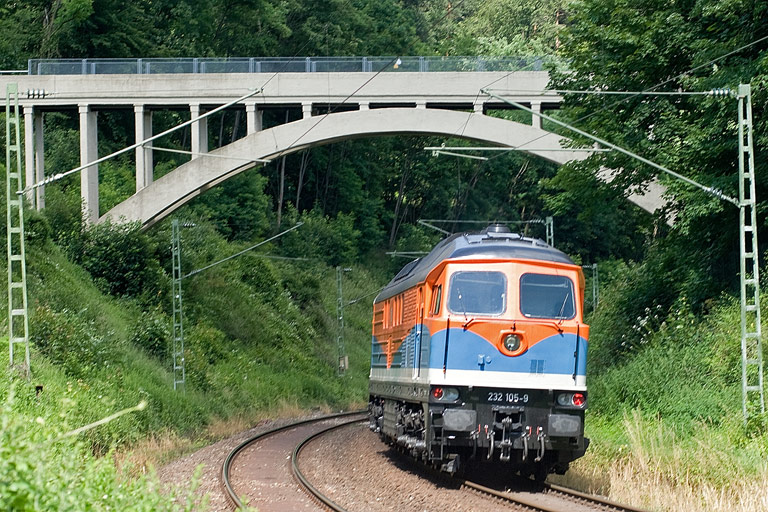 232 105 als Tfzf(D) 90368 bei km 11,0 (Juli 2008)