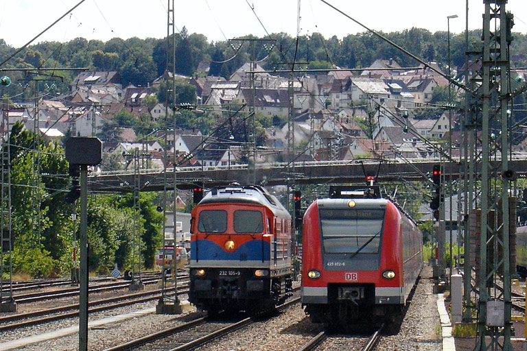 232 105 als Tfzf(D) 90368 und 423 822 bei km 15,8 (Juli 2008)