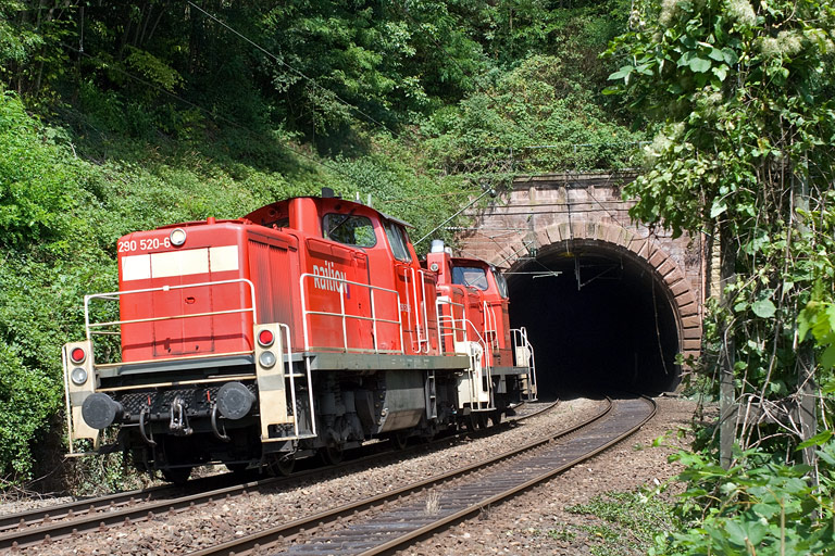 290 520 und 363 164 bei km 8,8 (August 2008)