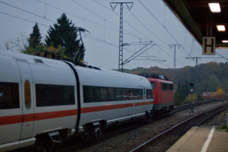 Baureihe 411 (Tz 1183) und 110 278 bei km 16,8 (Oktober 2008)