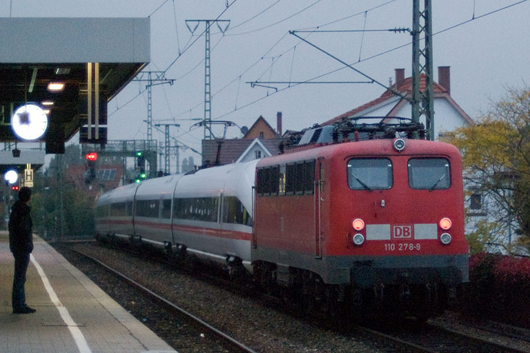 Baureihe 411 (Tz 1183) und 110 278 bei km 16,8 (Oktober 2008)
