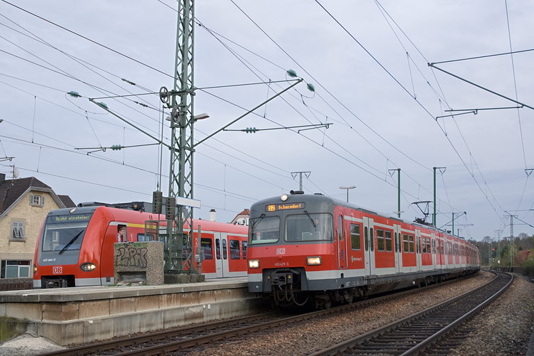 Baureihen 420 und 423 bei km 16,6 (April 2008)
