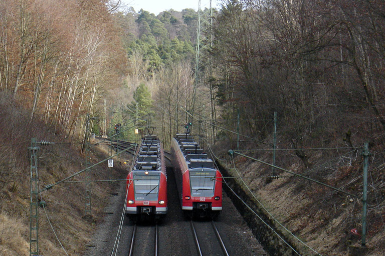 Baureihe 423 und Baureihe 425 bei km 18,8 (Januar 2008)
