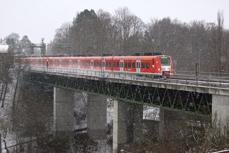 Baureihe 425 als RE 19628 bei km 14,6 (November 2008)