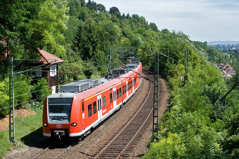 426 010 und Baureihe 425 als RE 19643 bei km 9,4 (August 2008)