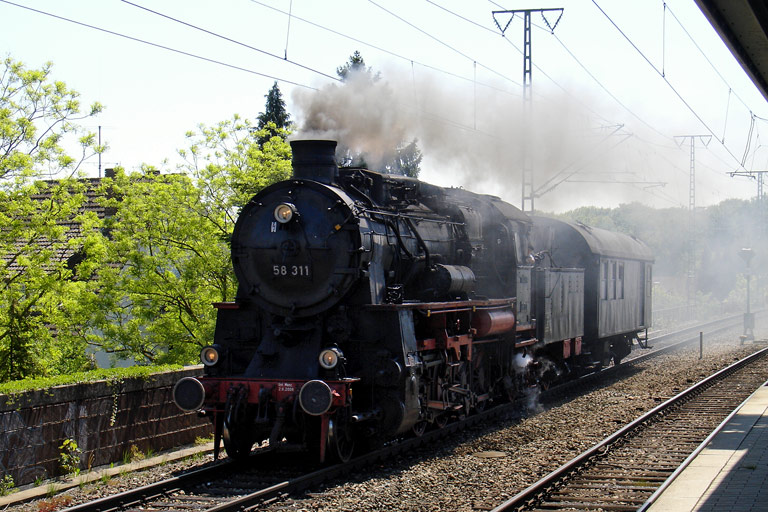 58 311 mit DbZ 93880 bei km 16,8 (Mai 2008)