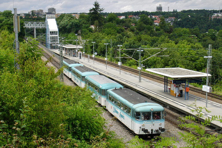 798 652, 998 069, 996 257 und 798 653 als RE 22973 bei km 14,2 (Juli 2008)