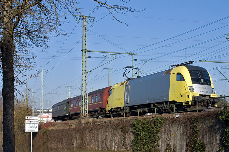 ES64 U2-034 mit DbZ 88597 bei km 16,4 (Dezember 2008)