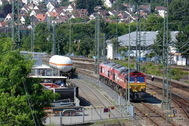 HGK DE 63 und weitere HGK-Lok der Baureihe Class 66 bei km 16,0 (Juni 2008)