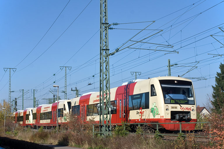 HzL Regioshuttles VT 246, VT 244 und VT 248 als D 98803 bei km 16,8 (Oktober 2008)
