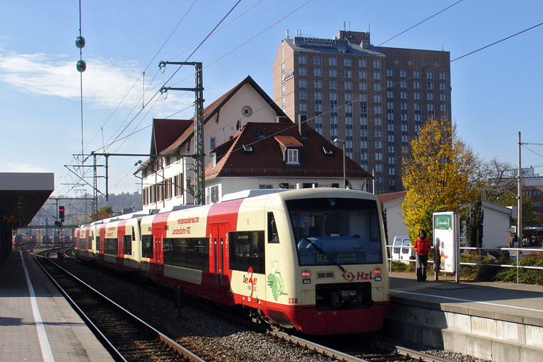 HzL Regioshuttles VT 243, VT 236 und VT 238 als D 98811 bei km 15,6 (Oktober 2008)