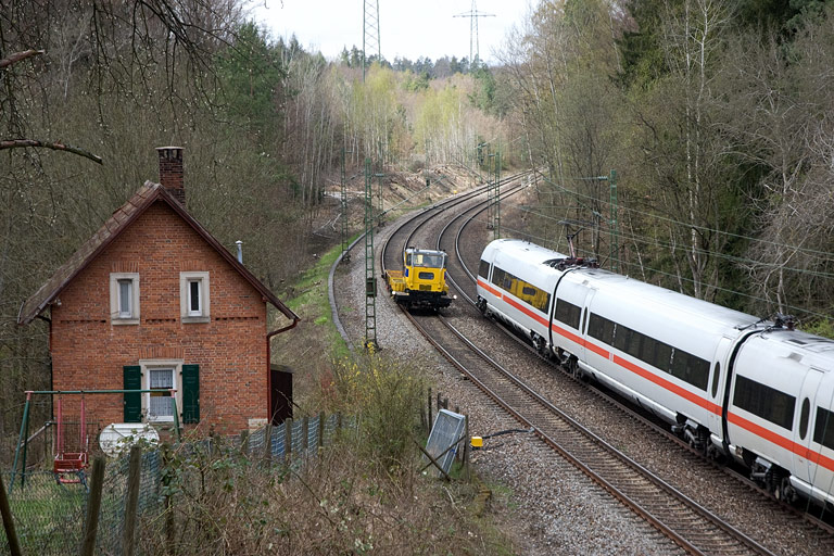 Schwerkleinwagen und Baureihe 411 als ICE 185 bei km 19,2 (April 2008)