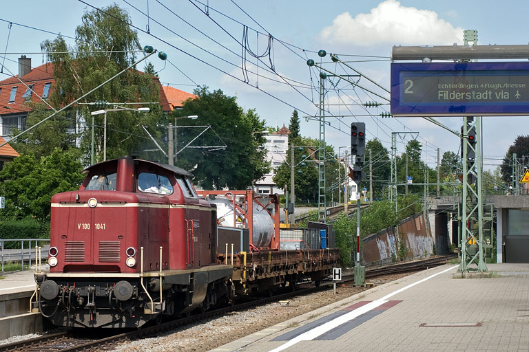 V100 1041 bei km 15,6 (August 2008)