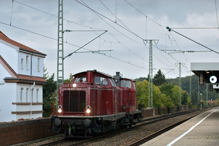 V100 1357 und V360.01 (ex-DB 360 413) bei km 16,8 (September 2008)