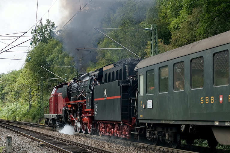 V100 2335 und 01 202 bei km 12,8 (September 2008)