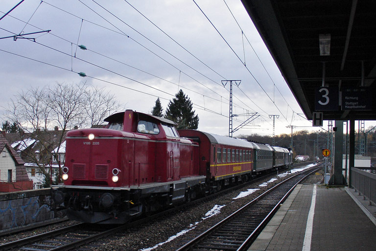 V100 2335 mit DLr 93155 bei km 16,8 (November 2008)