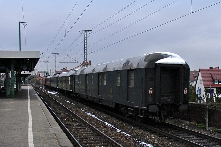 V100 2335 mit DLr 93155 bei km 16,8 (November 2008)