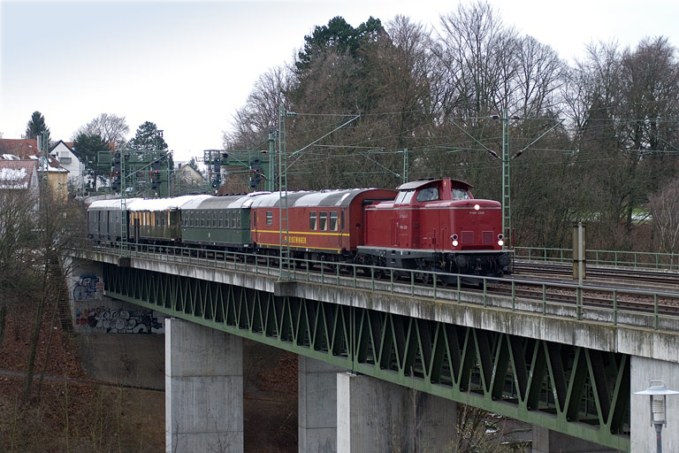 V100 2335 mit DLr 93155 bei km 14,6 (November 2008)