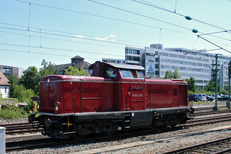 V100 2335 als Tfzf 92442 bei km 15,6 (Juli 2008)