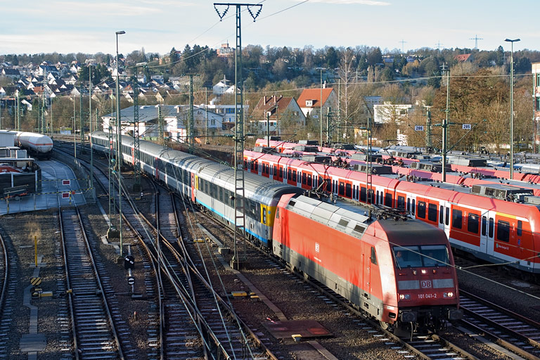 101 041 mit IC 2804 bei km 16,0 (Dezember 2009)