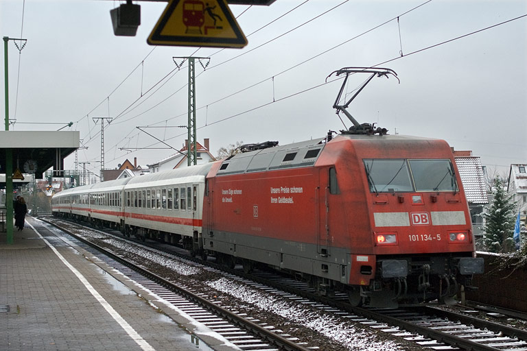 101 134 mit IC 2808 bei km 16,8 (Dezember 2009)