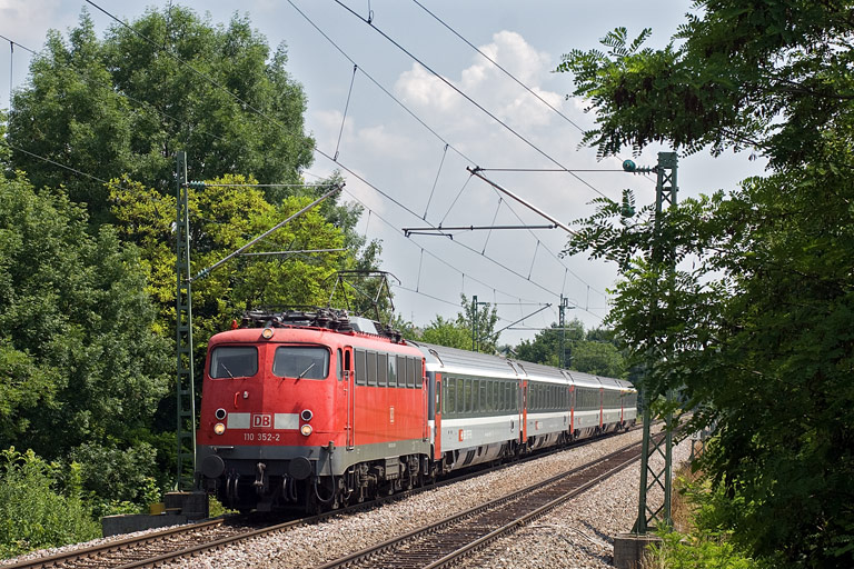 110 352 mit IC 487 bei km 15,6 (Juli 2009)