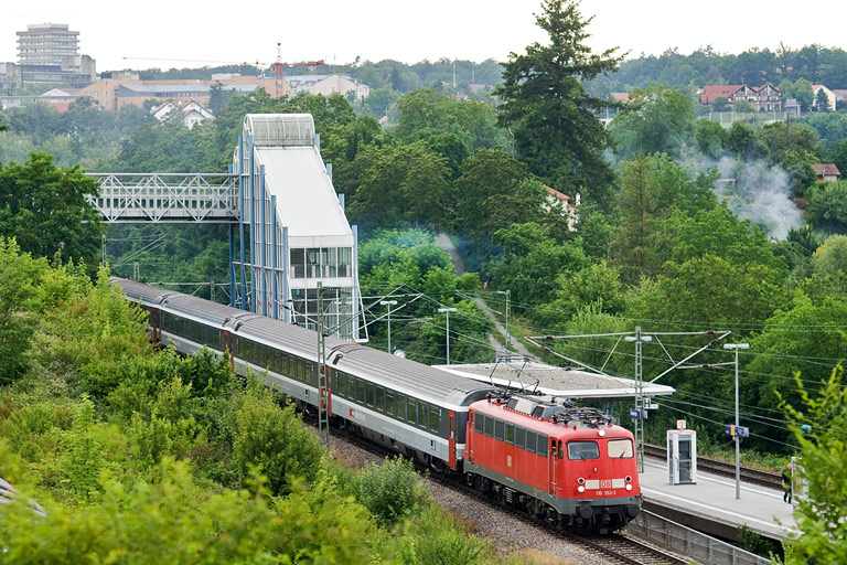 110 352 mit Lr 78379 bei km 14,2 (Juli 2009)