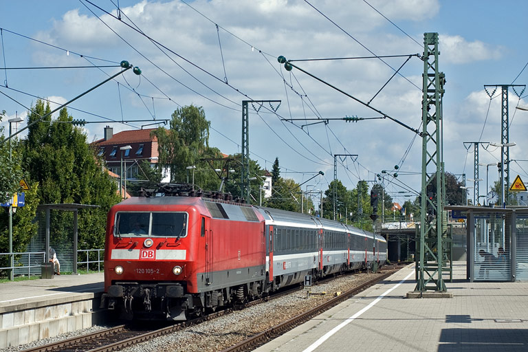 120 105 mit IC 487 bei km 15,6 (August 2009)