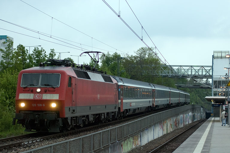 120 108 mit Lr 78379 bei km 14,2 (April 2009)