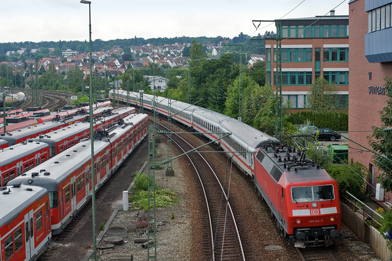 120 124 mit IC 2803 bei km 16,0 (August 2009)