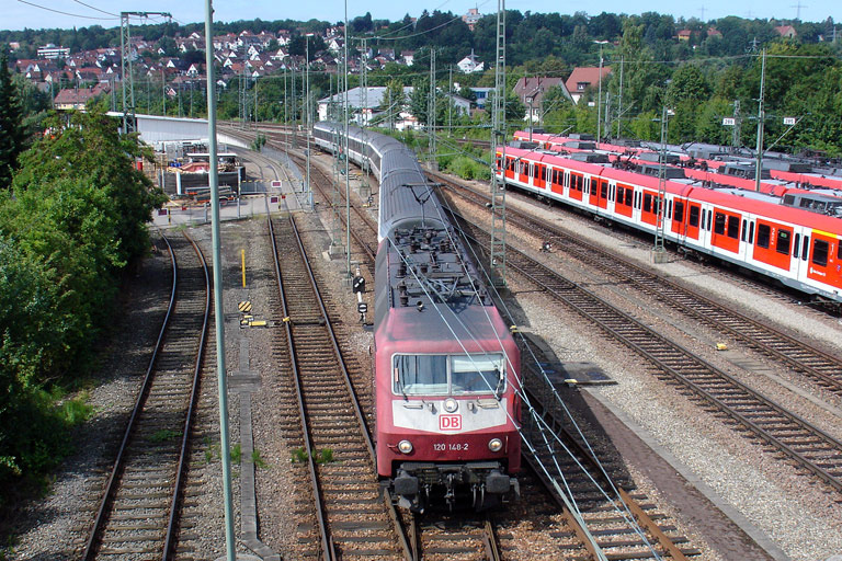 120 148 mit Lr 78507 bei km 16,0 (Juli 2009)