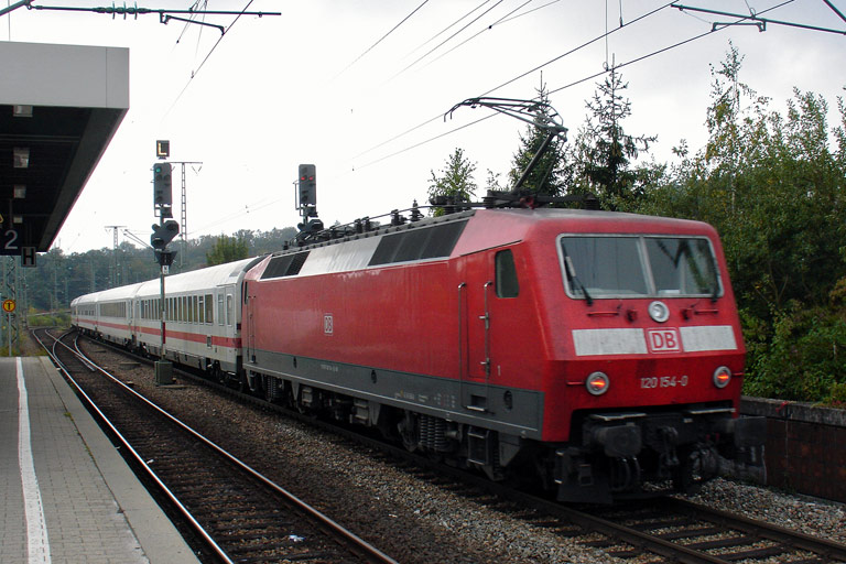 120 154 mit IC 2807 bei km 18,6 (September 2009)
