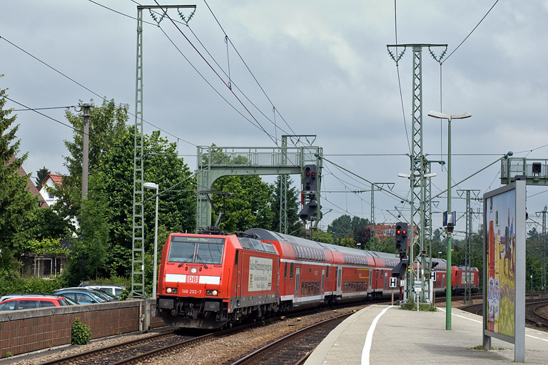 146 202 und 146 201 mit RE 19607 bei km 16,6 (Juni 2009)