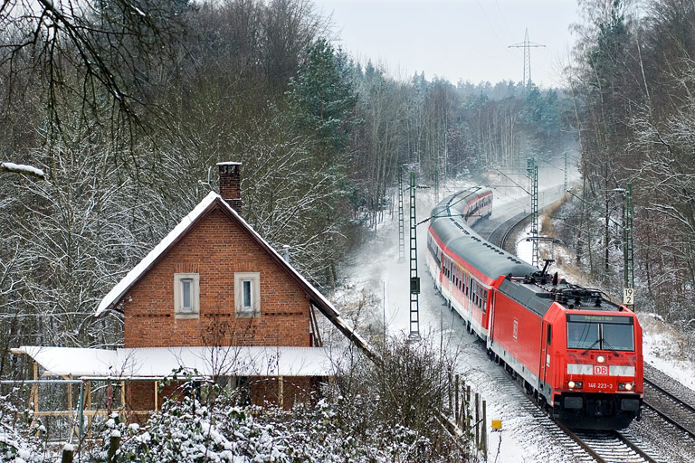 146 223 mit RE 19602 bei km 19,2 (Dezember 2009)