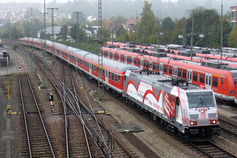 146 227 mit RE 19606 bei km 16,0 (September 2009)