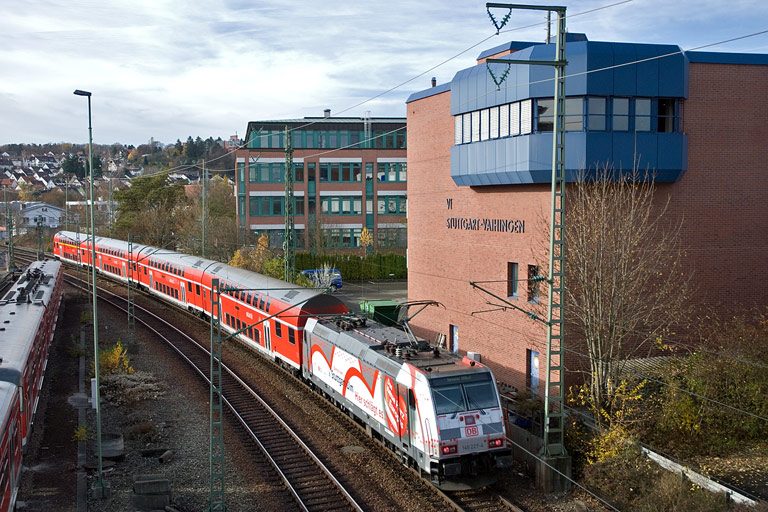 146 227 mit RE 19607 bei km 16,0 (November 2009)