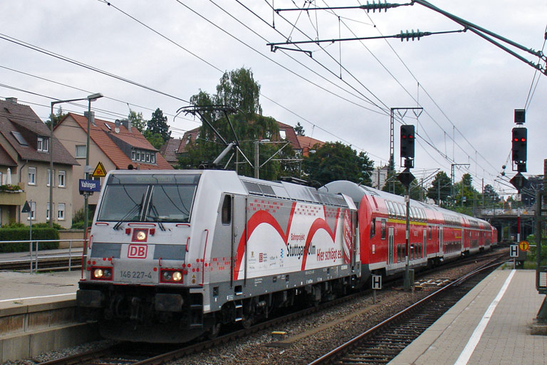 146 277 mit RE 19613 bei km 15,6 (August 2009)