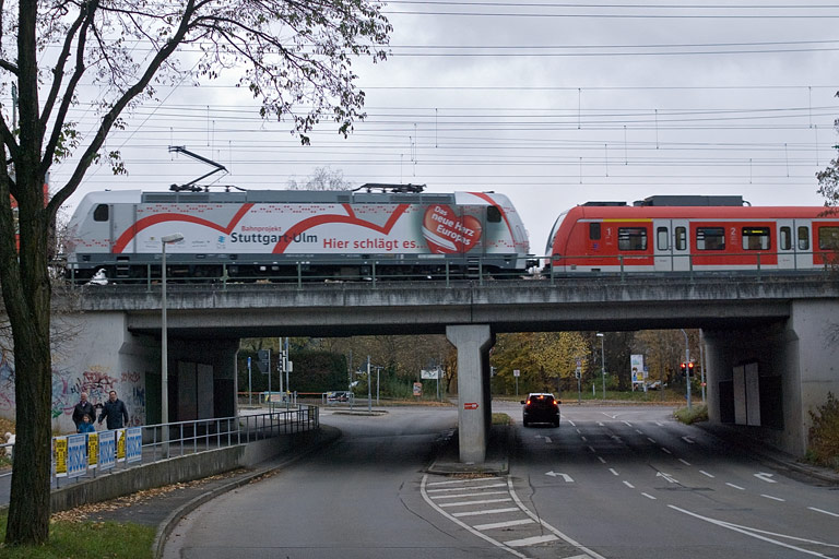 146 227 mit RE 19614 bei km 16,4 (November 2009)