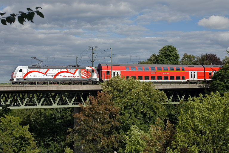 146 227 mit RE 19615 bei km 14,6 (Juli 2009)