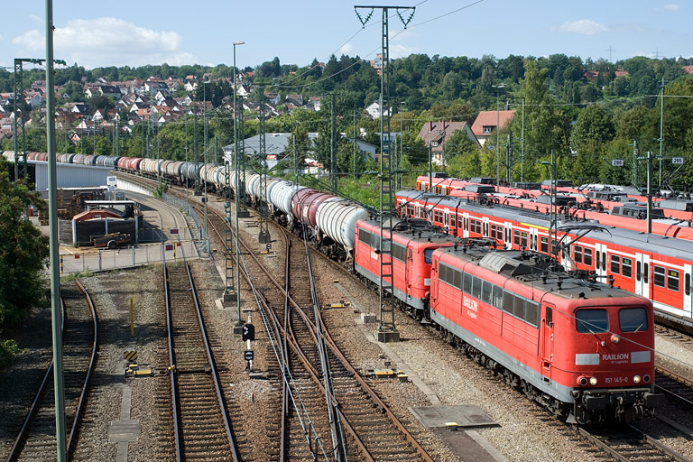 151 145 und 151 075 mit CS 61760 bei km 16,0 (August 2009)