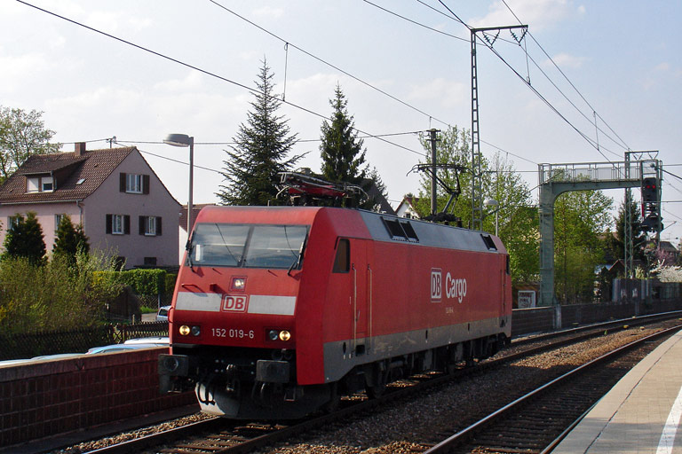 152 019 als Tfzf 69325 bei km 16,6 (April 2009)