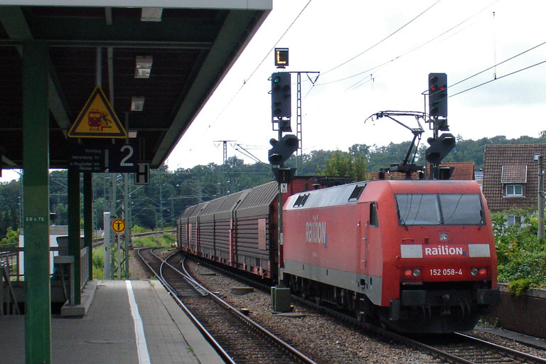 152 058 mit FZ 56165 bei km 16,8 (Juni 2009)