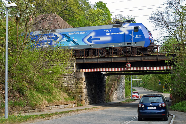 152 138 als Tfzf 69325 bei km 10,8 (April 2009)