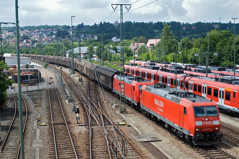 185 077 und 185 241 mit FE 44696 bei km 16,0 (Juli 2009)